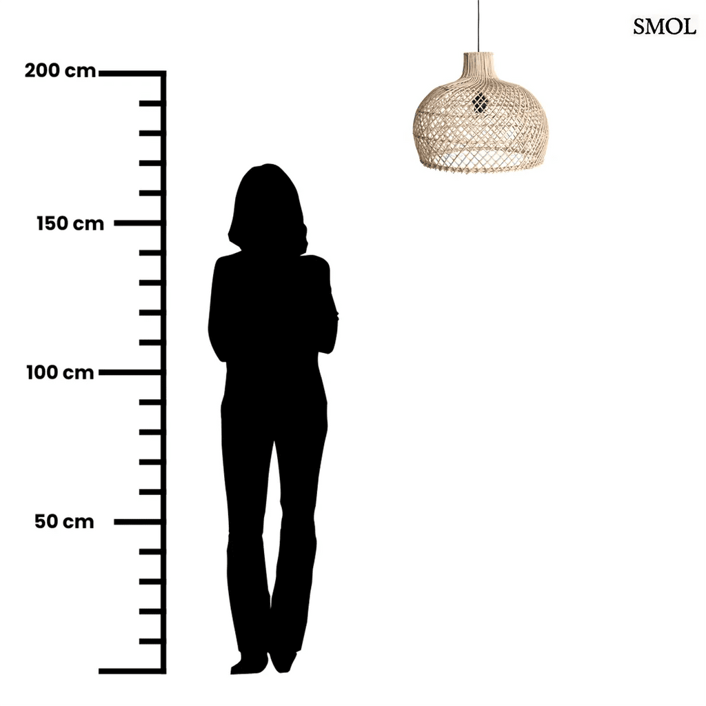 Kézzel fonott natúr rattan függőlámpa lágy, szórt fényekkel és organikus textúrával, modern és természetes stílusú enteriőrbe, méretarányosan