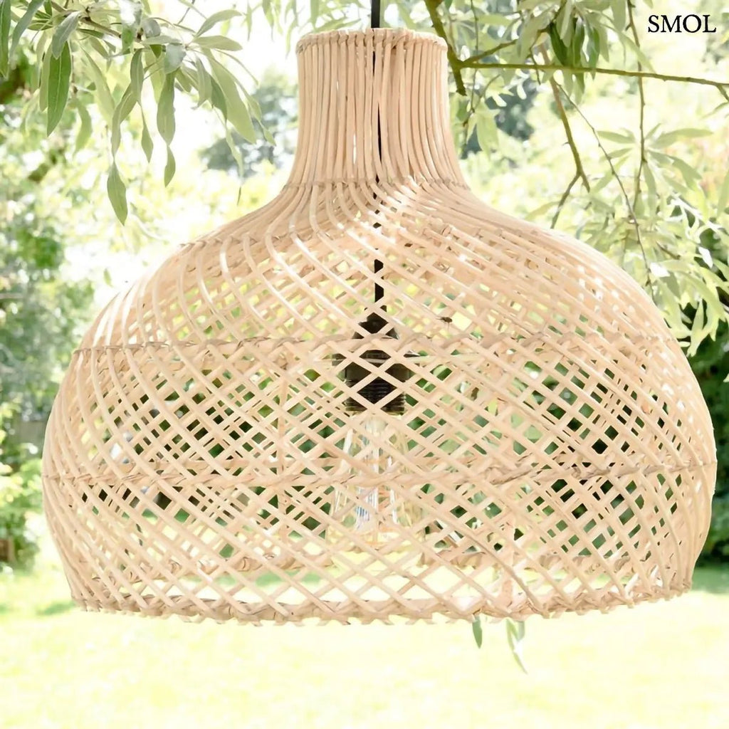 Kézzel fonott natúr rattan függőlámpa lágy, szórt fényekkel és organikus textúrával, modern és természetes stílusú enteriőrbe, teraszon