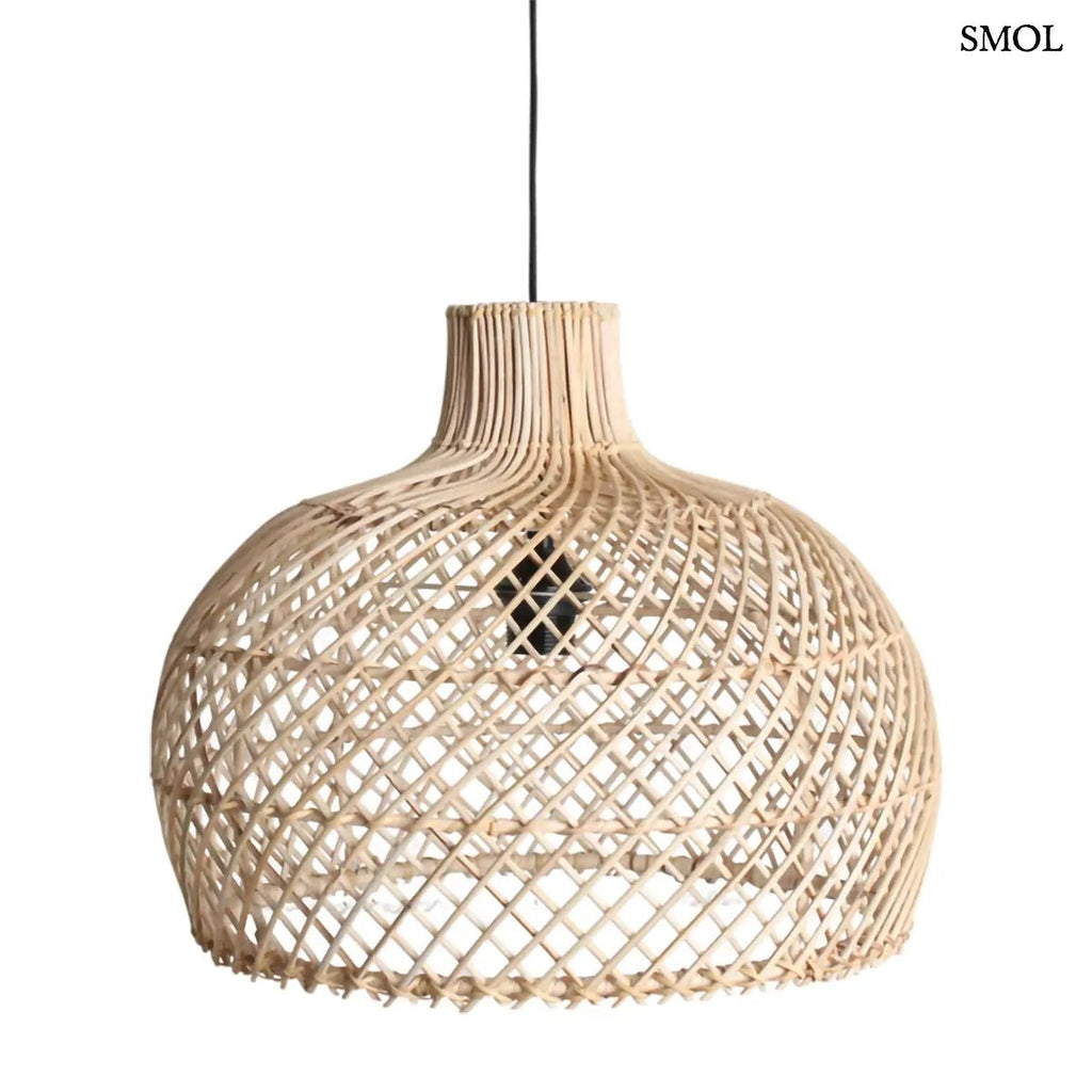 Kézzel fonott natúr rattan függőlámpa lágy, szórt fényekkel és organikus textúrával, modern és természetes stílusú enteriőrbe, fehér háttérrel