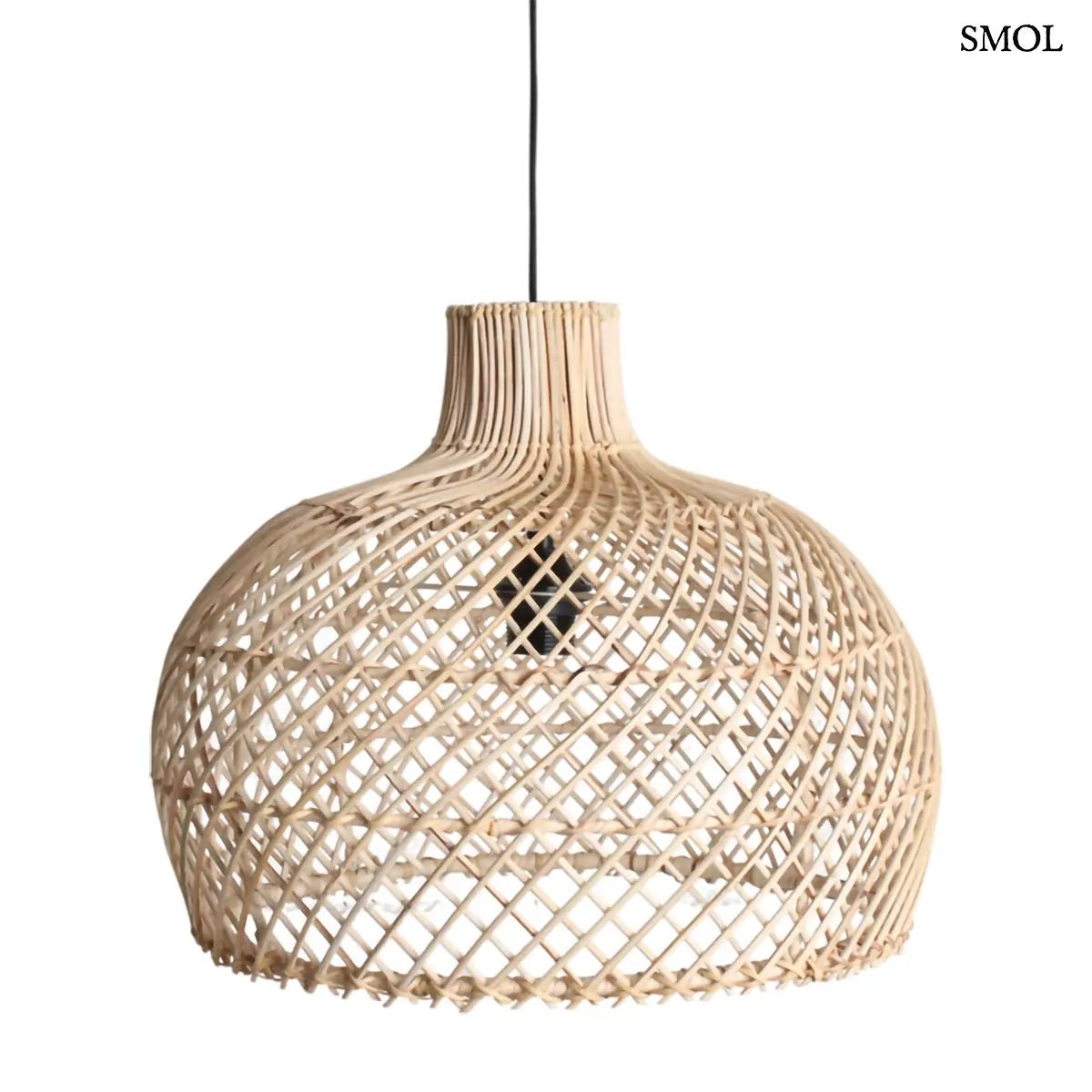 Kézzel fonott natúr rattan függőlámpa lágy, szórt fényekkel és organikus textúrával, modern és természetes stílusú enteriőrbe, fehér háttérrel