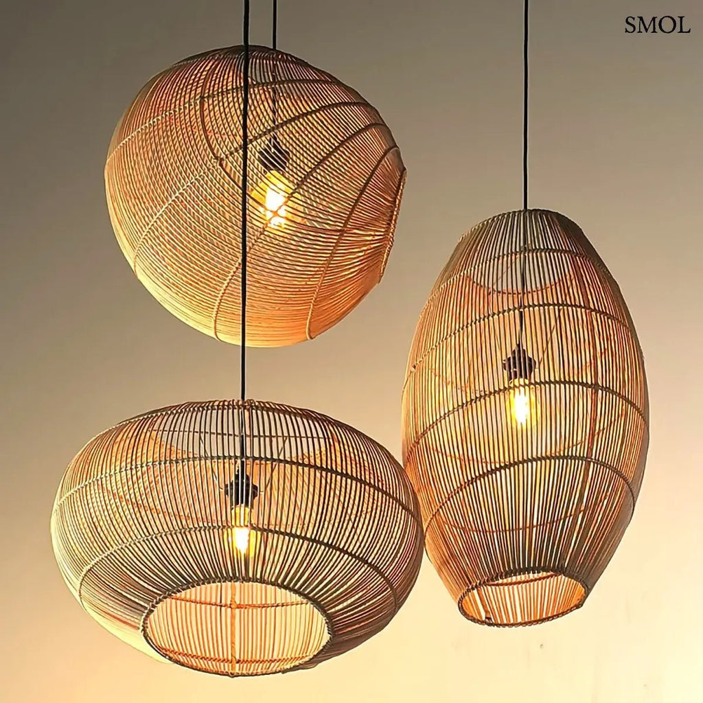 Kézzel szőtt aszimmetrikus, modern rattan függőlámpa, meleg árnyékjátékkal és textil kábellel, három formában