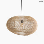 Kézzel szőtt aszimmetrikus, modern rattan függőlámpa, meleg árnyékjátékkal és textil kábellel, fehér háttérrel