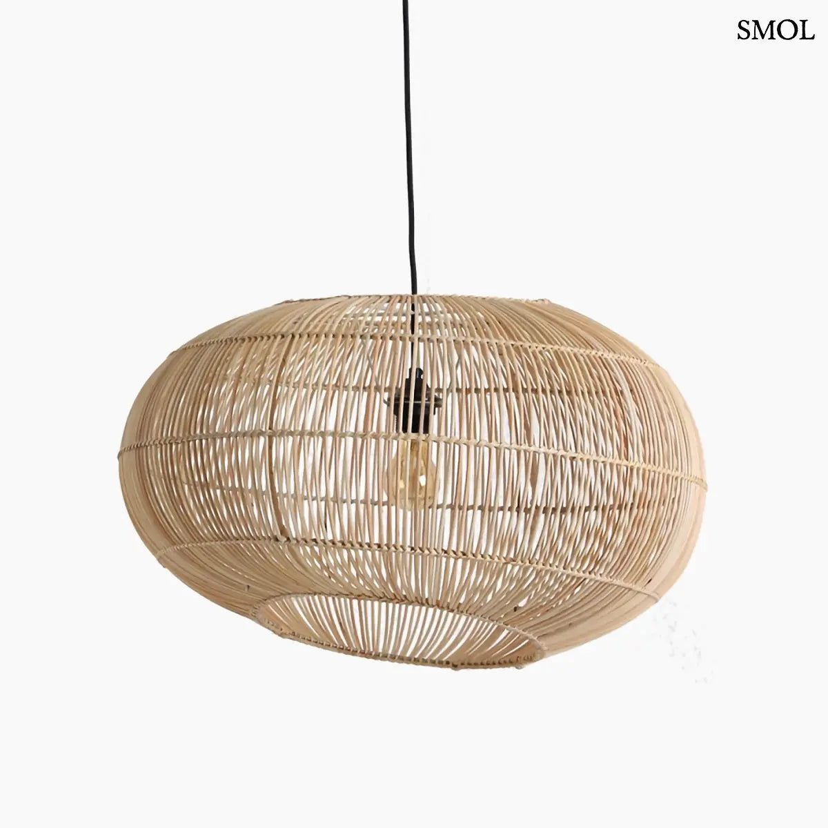 Kézzel szőtt aszimmetrikus, modern rattan függőlámpa, meleg árnyékjátékkal és textil kábellel, fehér háttérrel