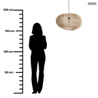 Kézzel szőtt aszimmetrikus, modern rattan függőlámpa, meleg árnyékjátékkal és textil kábellel, méretarányosan