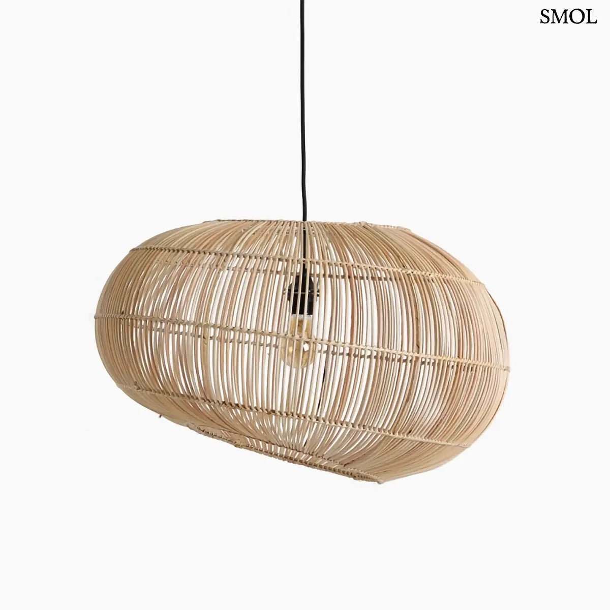 Kézzel szőtt aszimmetrikus, modern rattan függőlámpa, meleg árnyékjátékkal és textil kábellel,  oldalról