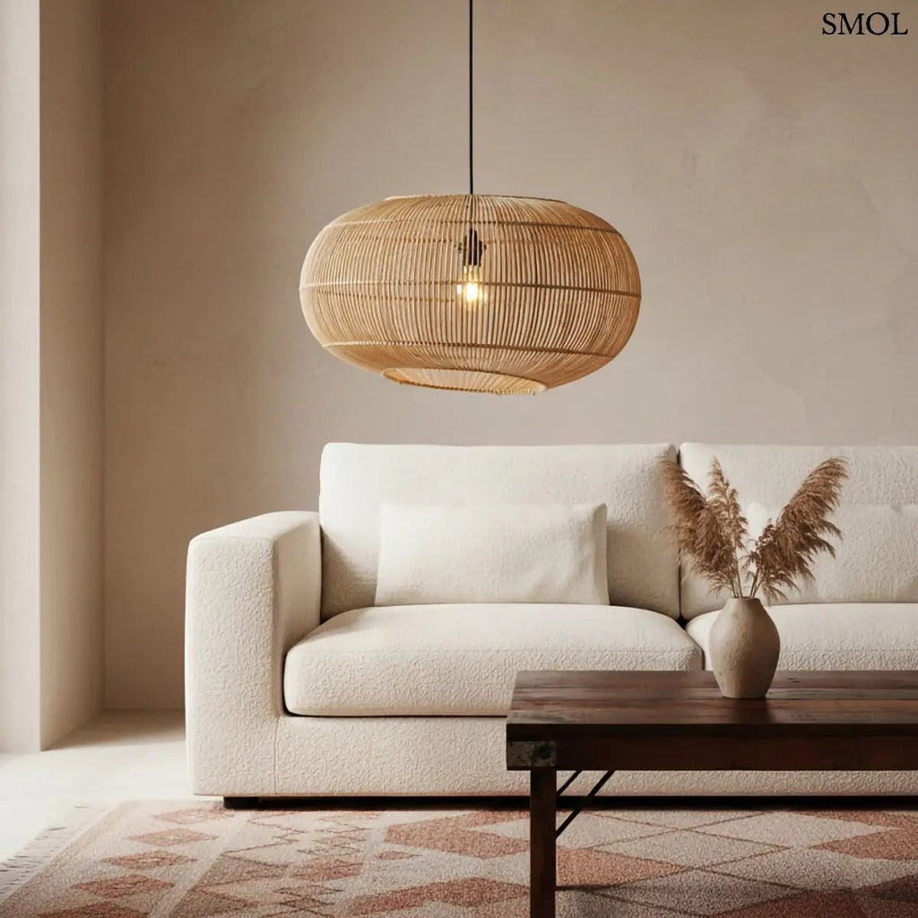 Kézzel szőtt aszimmetrikus, modern rattan függőlámpa, meleg árnyékjátékkal és textil kábellel, nappaliban