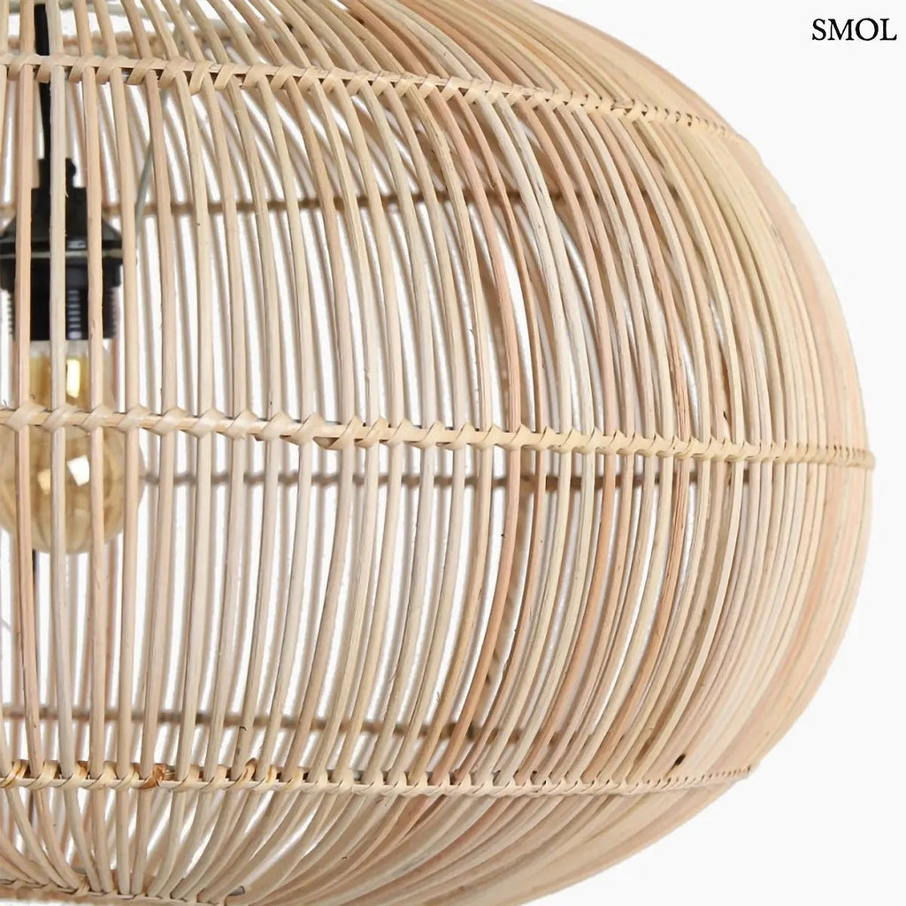 Kézzel szőtt aszimmetrikus, modern rattan függőlámpa, meleg árnyékjátékkal és textil kábellel, oldalról nagyítva