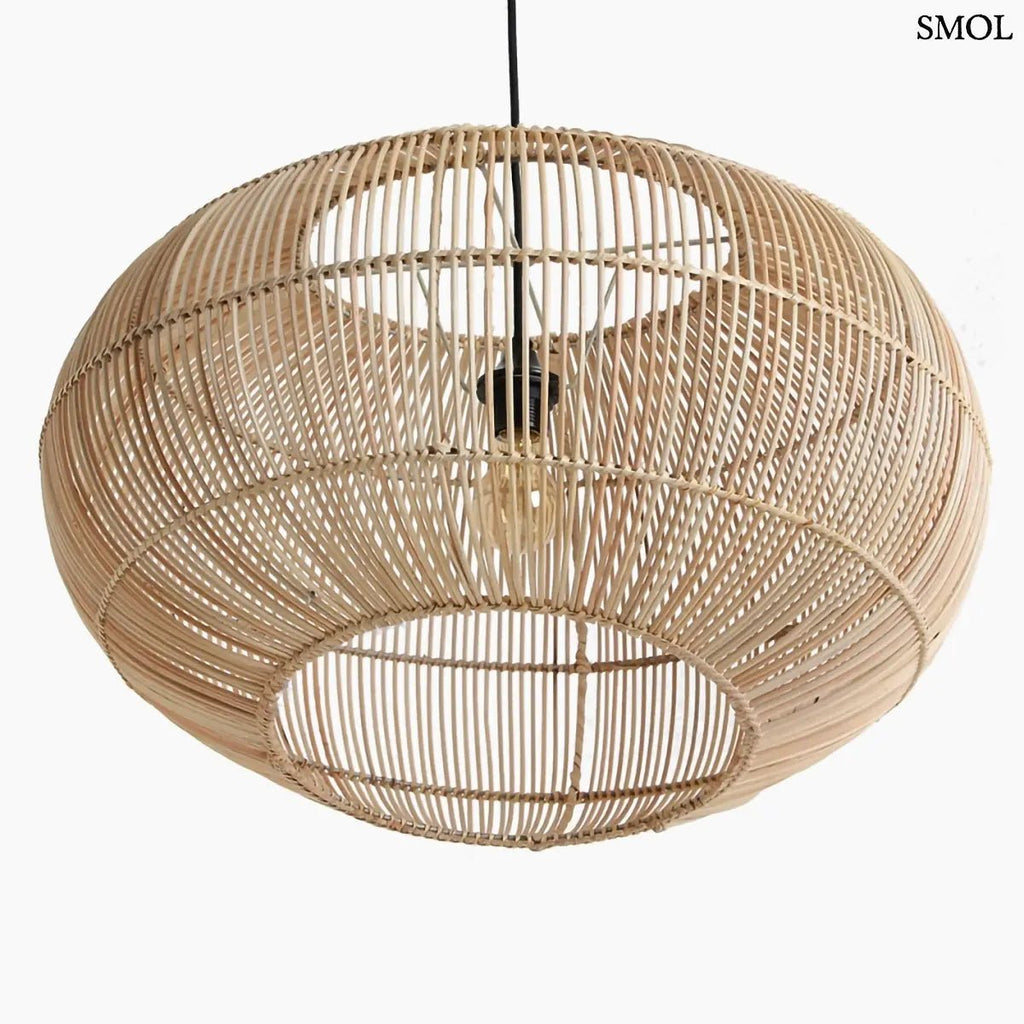 Kézzel szőtt aszimmetrikus, modern rattan függőlámpa, meleg árnyékjátékkal és textil kábellel, alulról