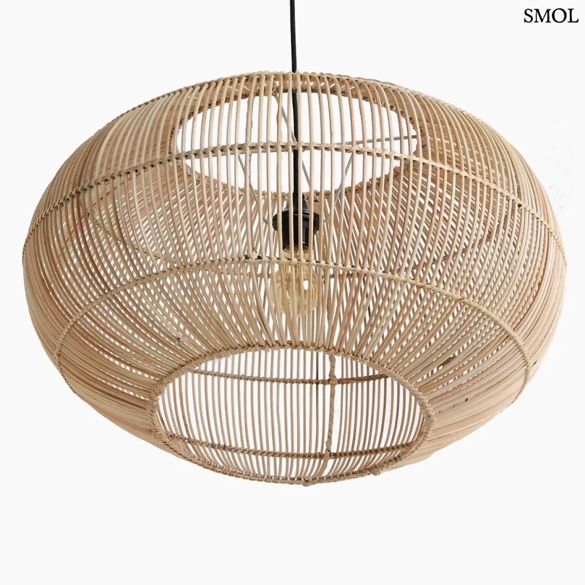 Kézzel szőtt aszimmetrikus, modern rattan függőlámpa, meleg árnyékjátékkal és textil kábellel, alulról