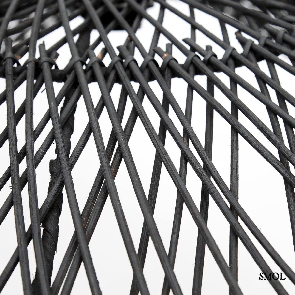 Fekete rattan függőlámpaernyő hullámos formával rattan nagyítva