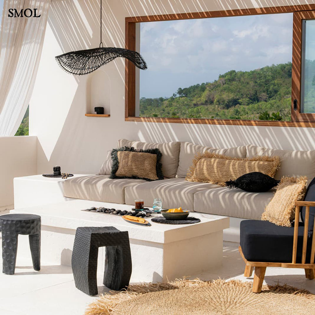 Fekete rattan függőlámpaernyő hullámos formával teraszon, fekete bútorokkal