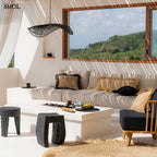 Fekete rattan függőlámpaernyő hullámos formával teraszon, fekete bútorokkal