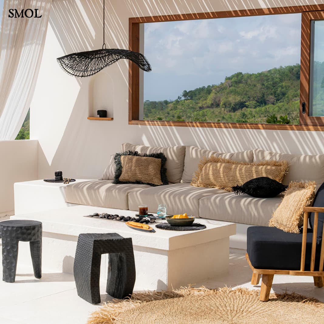 Fekete rattan függőlámpaernyő hullámos formával teraszon, fekete bútorokkal