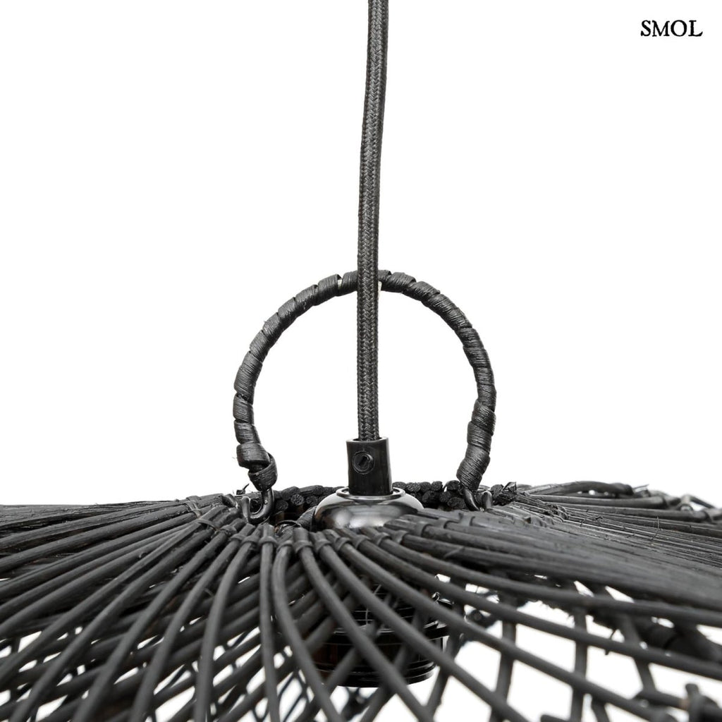 Fekete rattan függőlámpaernyő hullámos formával akasztó nagyítva