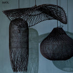 Fekete rattan függőlámpaernyő hullámos formával fekete lámpákkal