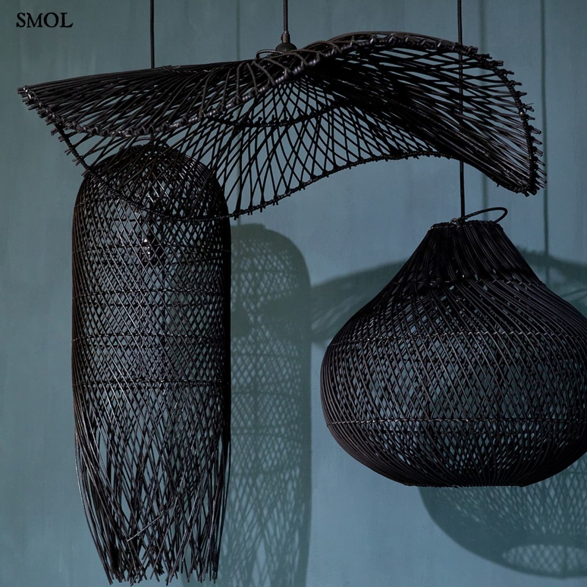 Fekete rattan függőlámpaernyő hullámos formával fekete lámpákkal