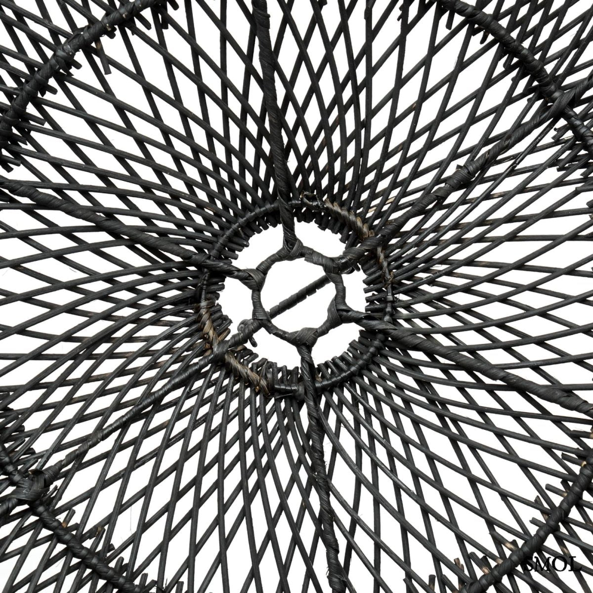 Fekete rattan függőlámpaernyő hullámos formával alulról