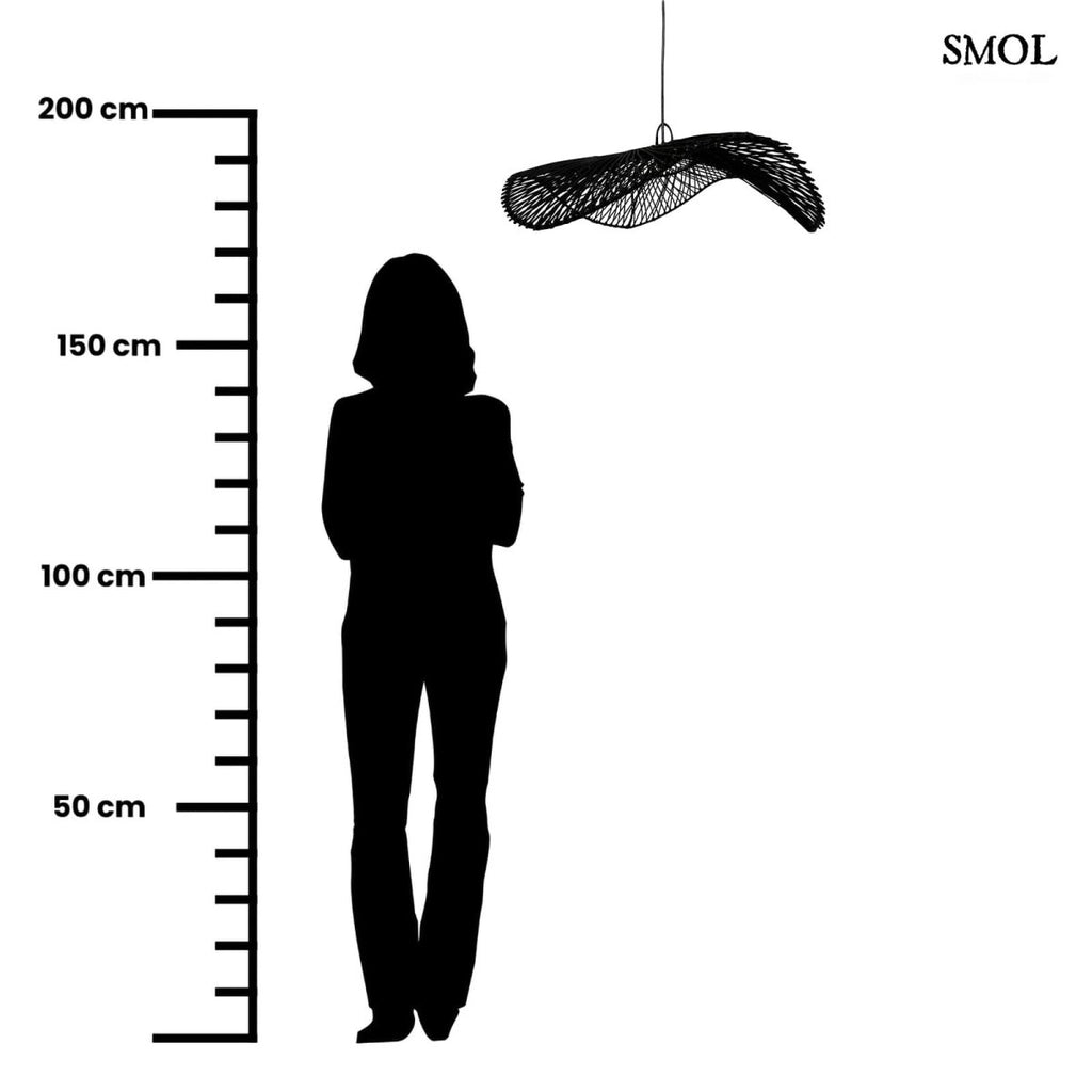 Fekete rattan függőlámpaernyő hullámos formával méretarányosan