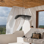 Fekete rattan függőlámpaernyő hullámos formával teraszon, függönnyel