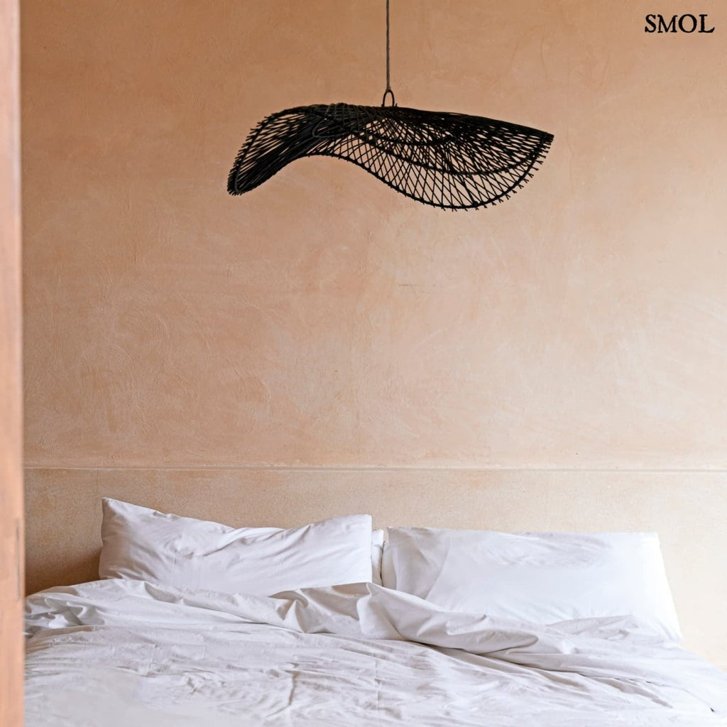 Fekete rattan függőlámpaernyő hullámos formával hálószobában