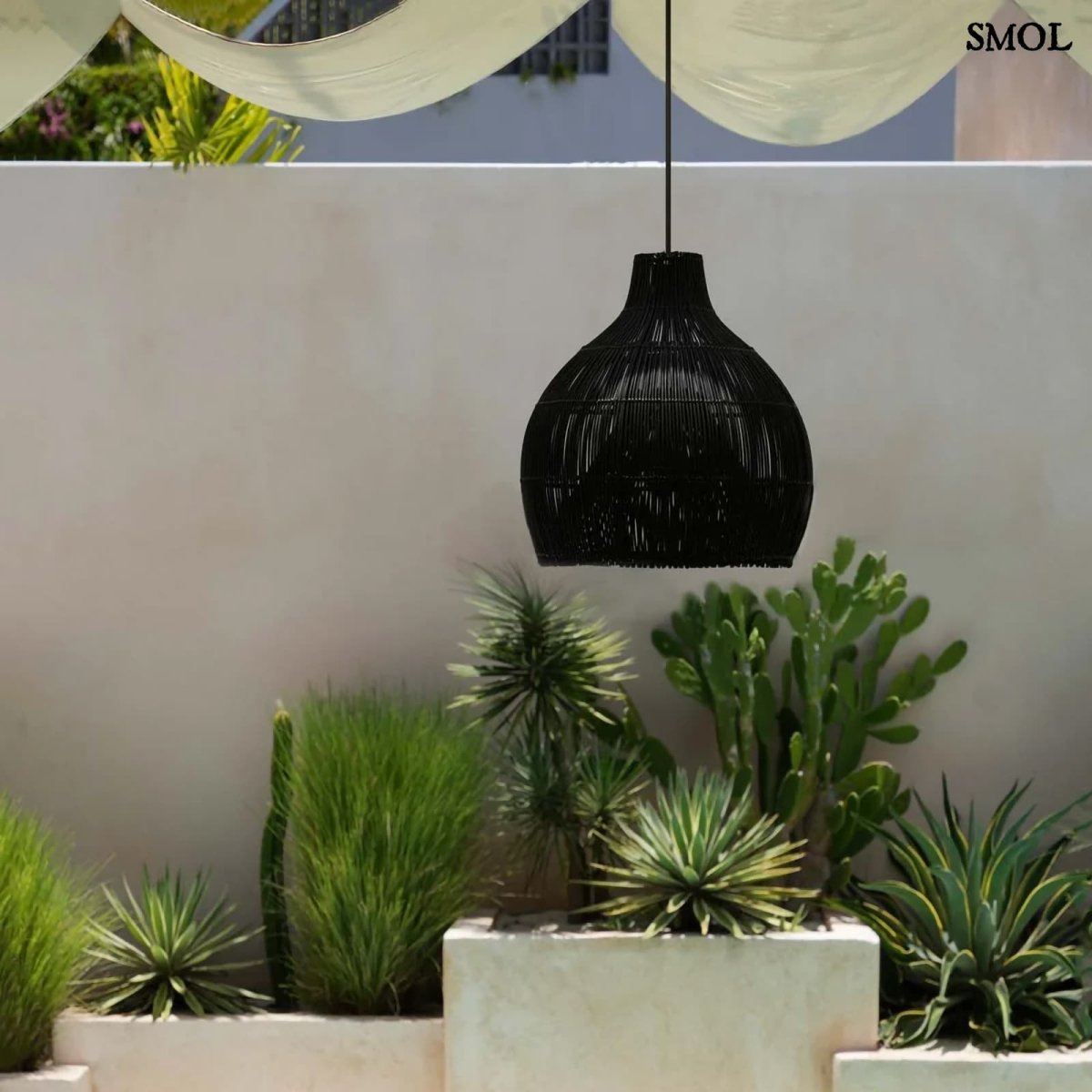 Kézzel fonott rattan függőlámpaernyő 55 cm-es méretben növényekkel, teraszon