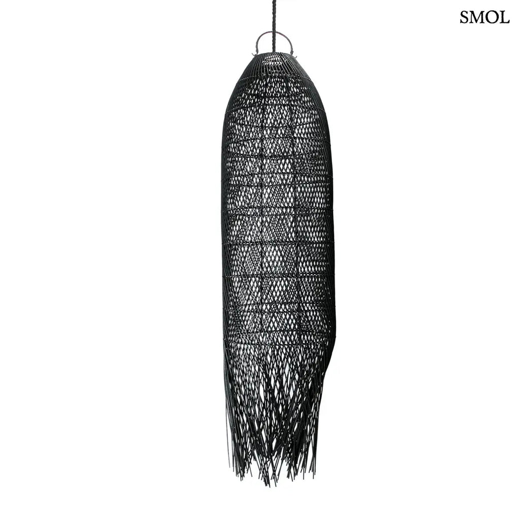 Hosszúkás, kézzel font fekete rattan függőlámpaernyő, fehér háttérrel