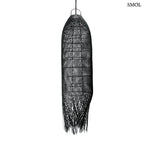 Hosszúkás, kézzel font fekete rattan függőlámpaernyő, fehér háttérrel