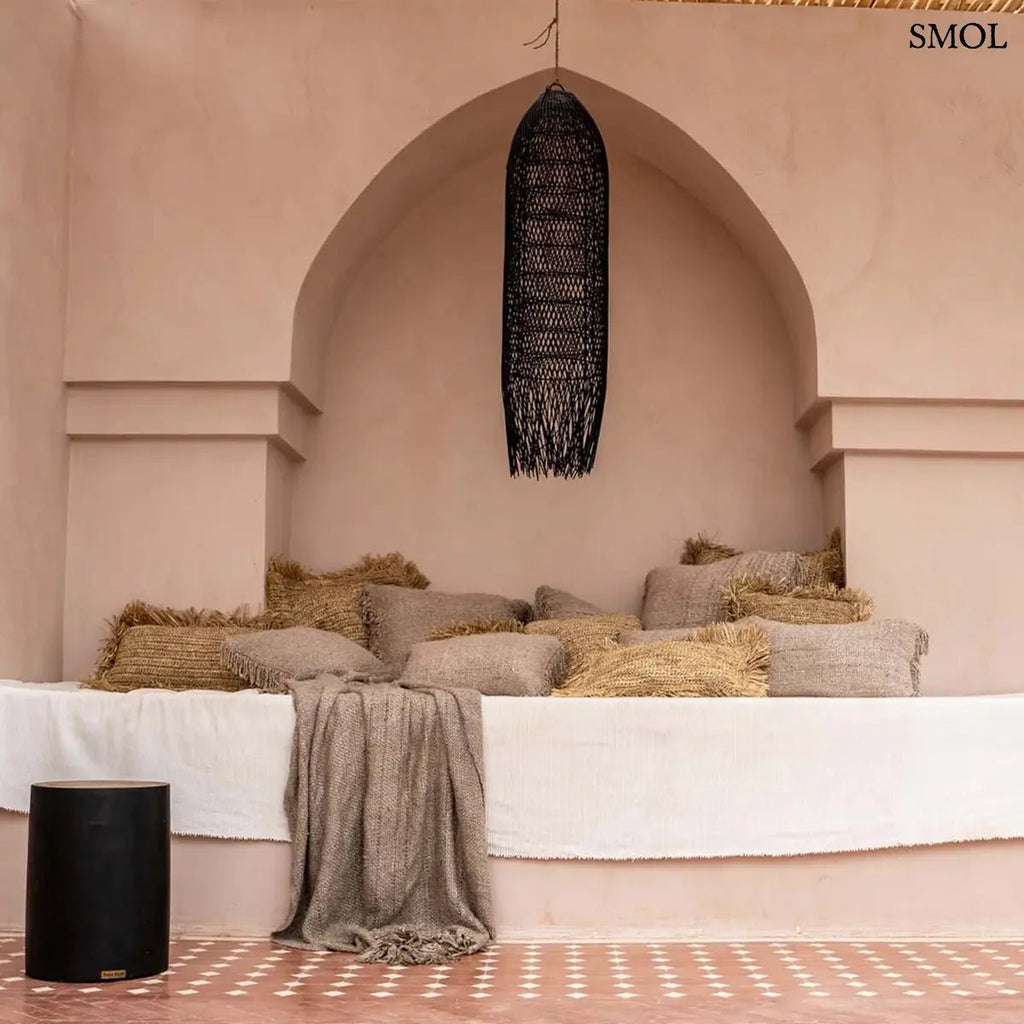 Hosszúkás, kézzel font fekete rattan függőlámpaernyő, teraszon lerakóasztallal