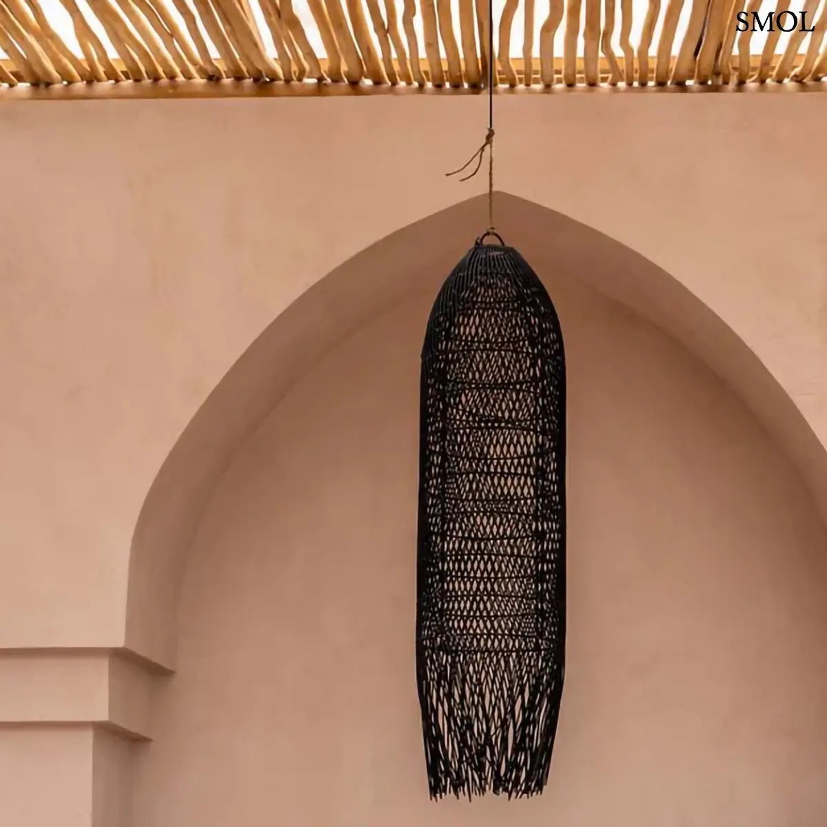 Hosszúkás, kézzel font fekete rattan függőlámpaernyő, teraszon, nagyítva