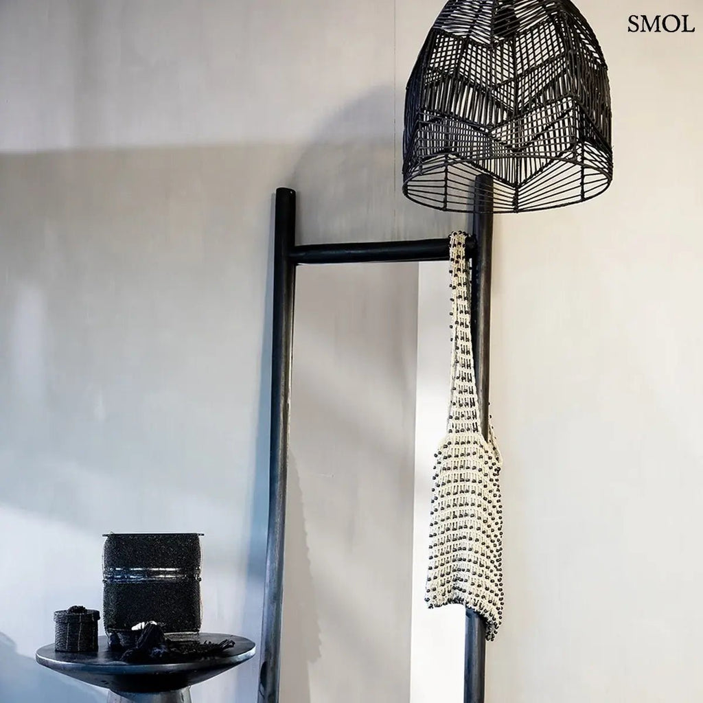 Fekete színű, harang alakú Bala rattan függőlámpaernyő sűrű fonással, tükörrel