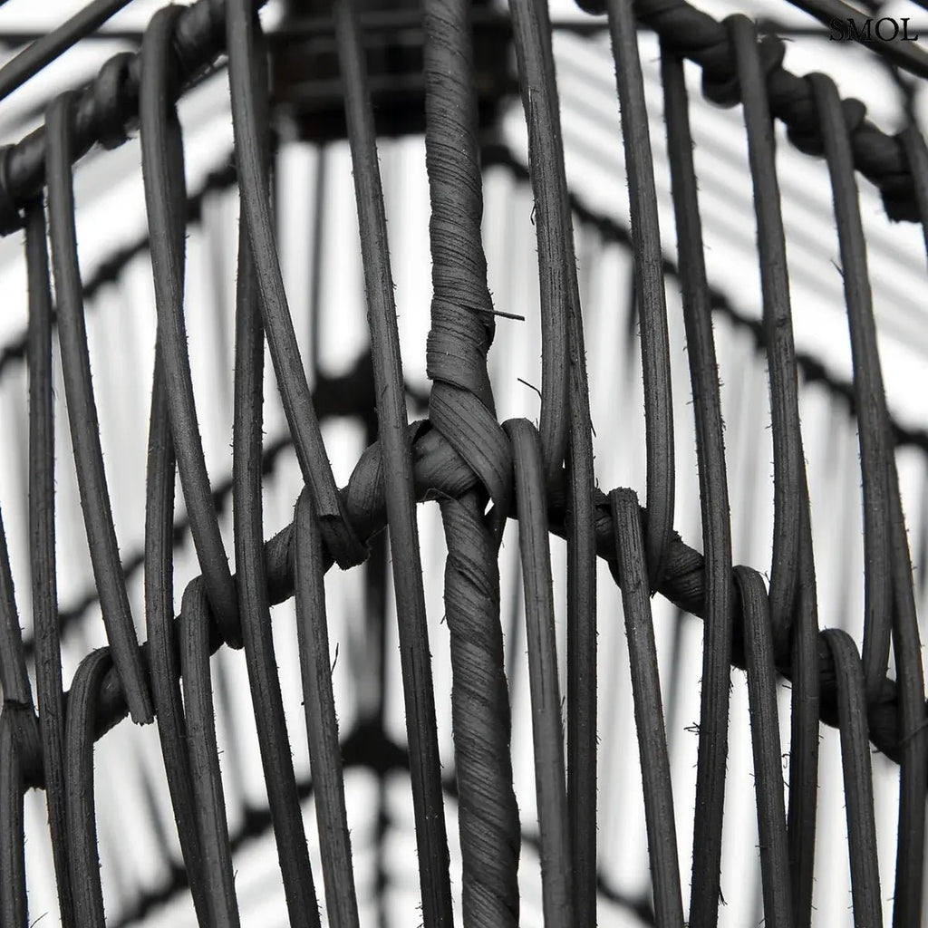 Fekete színű, harang alakú Bala rattan függőlámpaernyő sűrű fonással, nagyítva