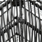 Fekete színű, harang alakú Bala rattan függőlámpaernyő sűrű fonással, nagyítva