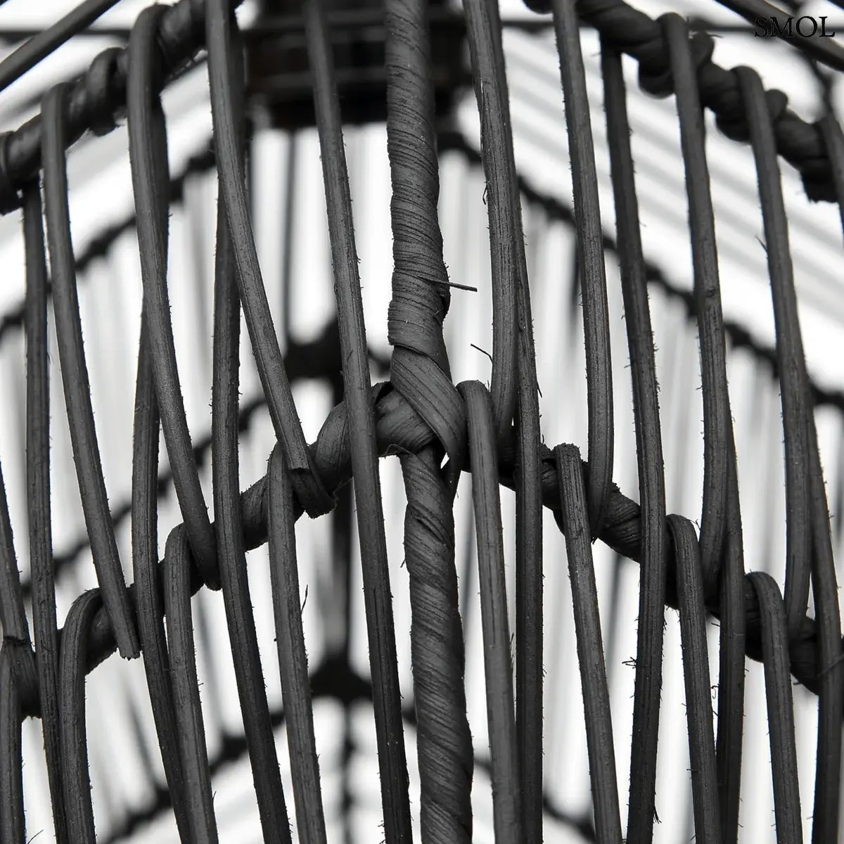 Fekete színű, harang alakú Bala rattan függőlámpaernyő sűrű fonással, nagyítva