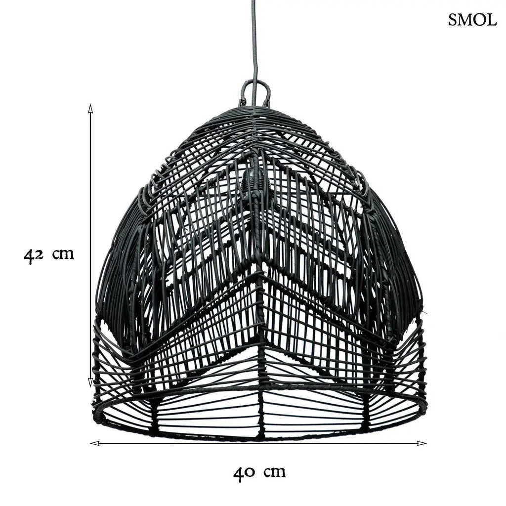 Fekete színű, harang alakú Bala rattan függőlámpaernyő sűrű fonással, méretekkel
