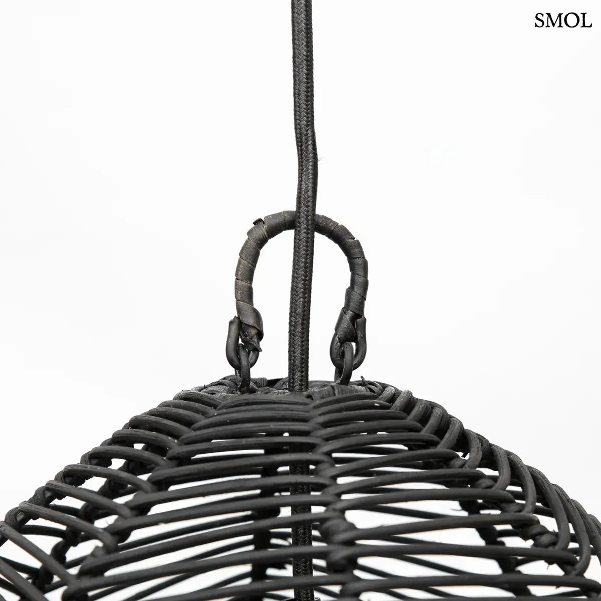 Fekete színű, harang alakú Bala rattan függőlámpaernyő sűrű fonással, akasztó nagyítva