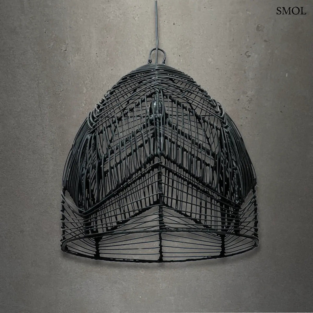 Fekete színű, harang alakú Bala rattan függőlámpaernyő sűrű fonással, szürke háttérrel