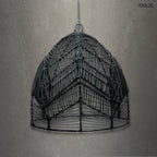 Fekete színű, harang alakú Bala rattan függőlámpaernyő sűrű fonással, szürke háttérrel