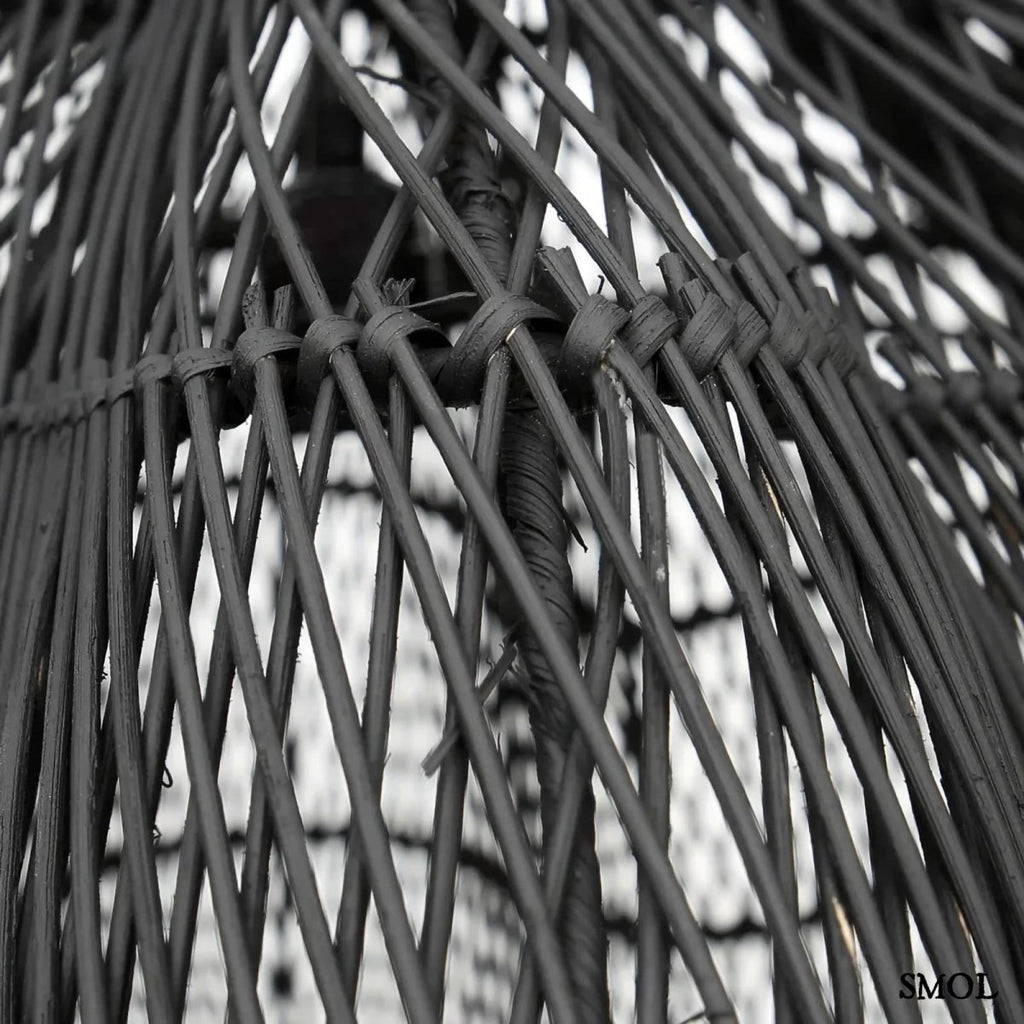 Rattan függőlámpaernyő Whipped, fekete, XL méret (110 cm), áramló, organikus forma rattan nagyítva