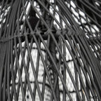 Rattan függőlámpaernyő Whipped, fekete, XL méret (110 cm), áramló, organikus forma rattan nagyítva