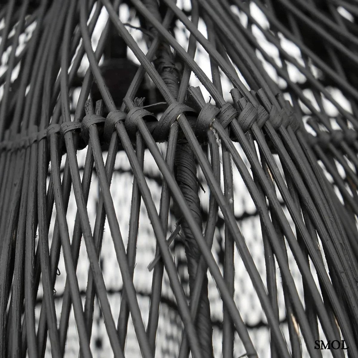 Rattan függőlámpaernyő Whipped, fekete, XL méret (110 cm), áramló, organikus forma rattan nagyítva