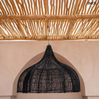 Rattan függőlámpaernyő Whipped, fekete, XL méret (110 cm), áramló, organikus forma felfüggesztve teraszon