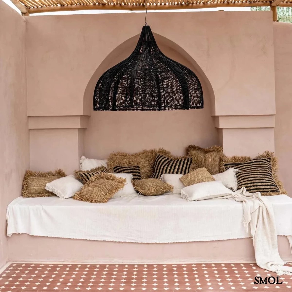 Rattan függőlámpaernyő Whipped, fekete, XL méret (110 cm), áramló, organikus forma párnákkal