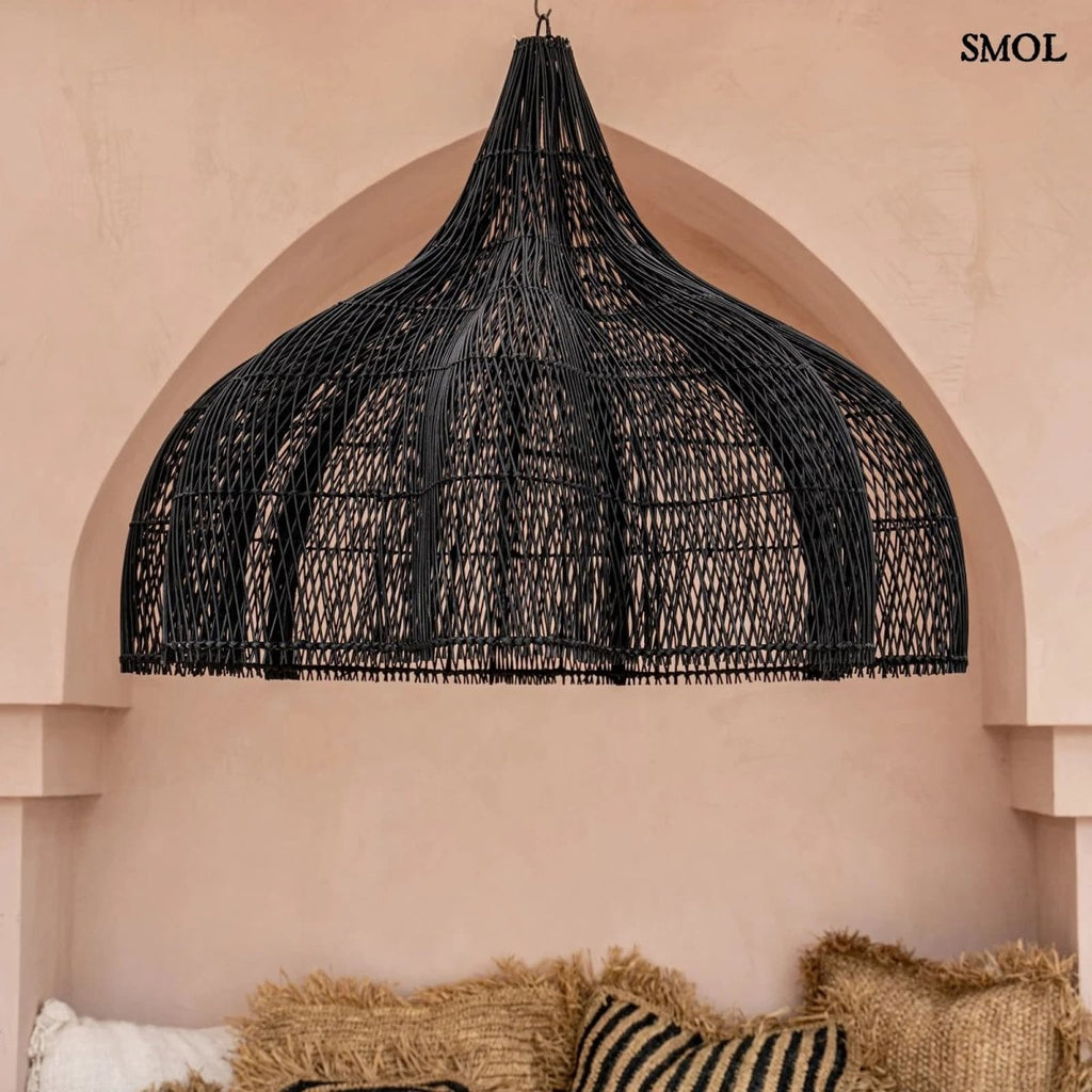 Rattan függőlámpaernyő Whipped, fekete, XL méret (110 cm), áramló, organikus forma teraszon, párnákkal