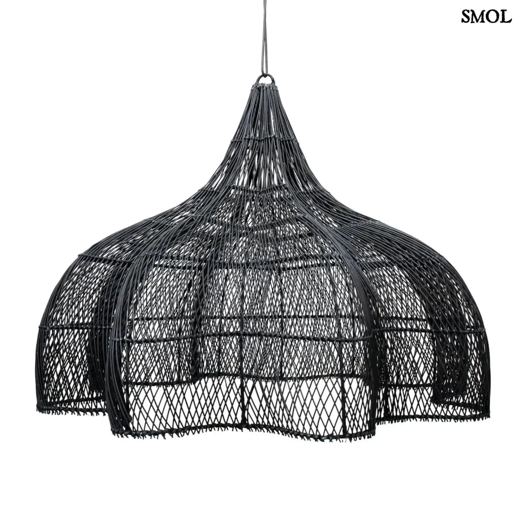 Rattan függőlámpaernyő Whipped, fekete, XL méret (110 cm), áramló, organikus forma  fehér háttérrel