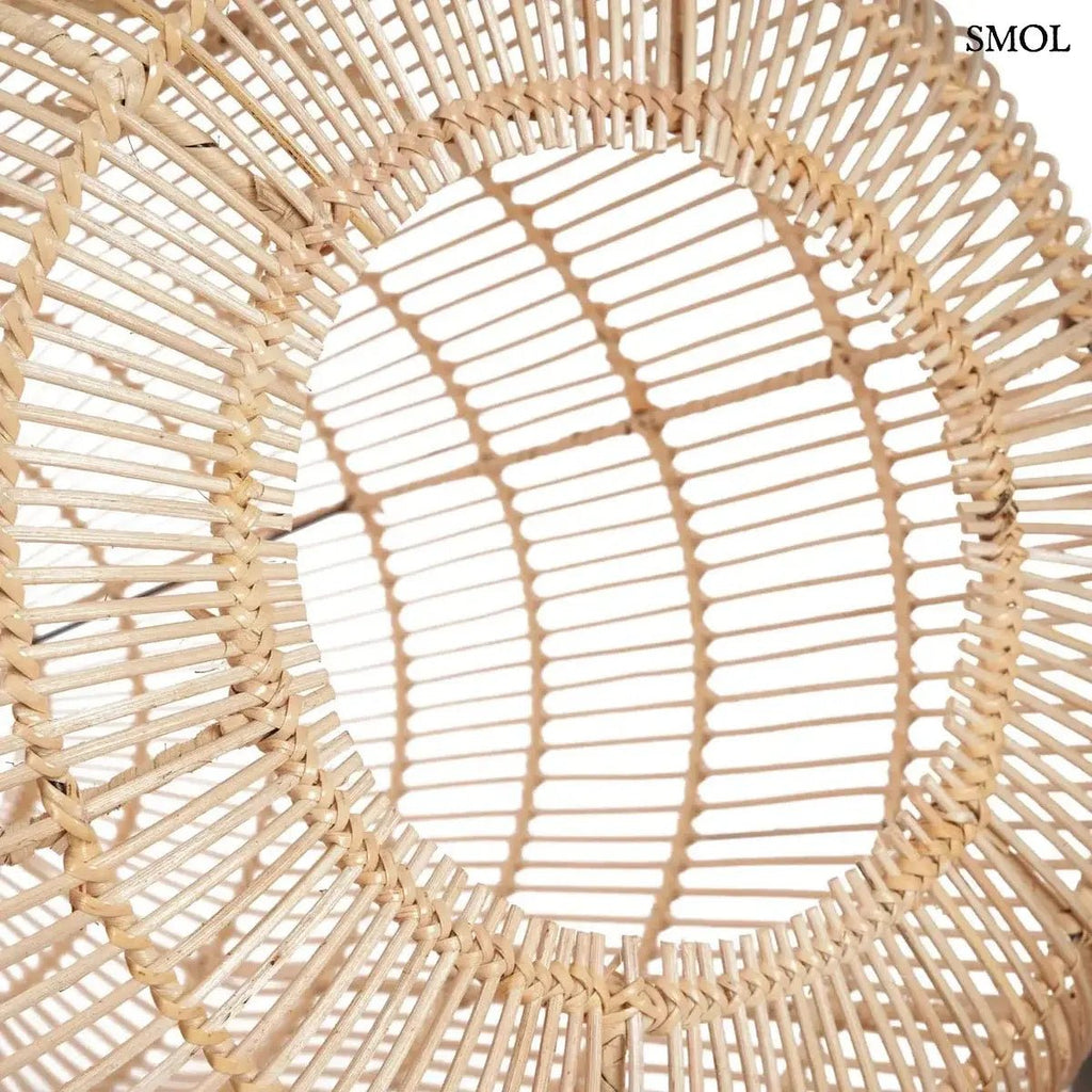 Hosszúkás, henger alakú natúr rattan függőlámpaernyő sűrű fonással és felső fogantyúval, belülről