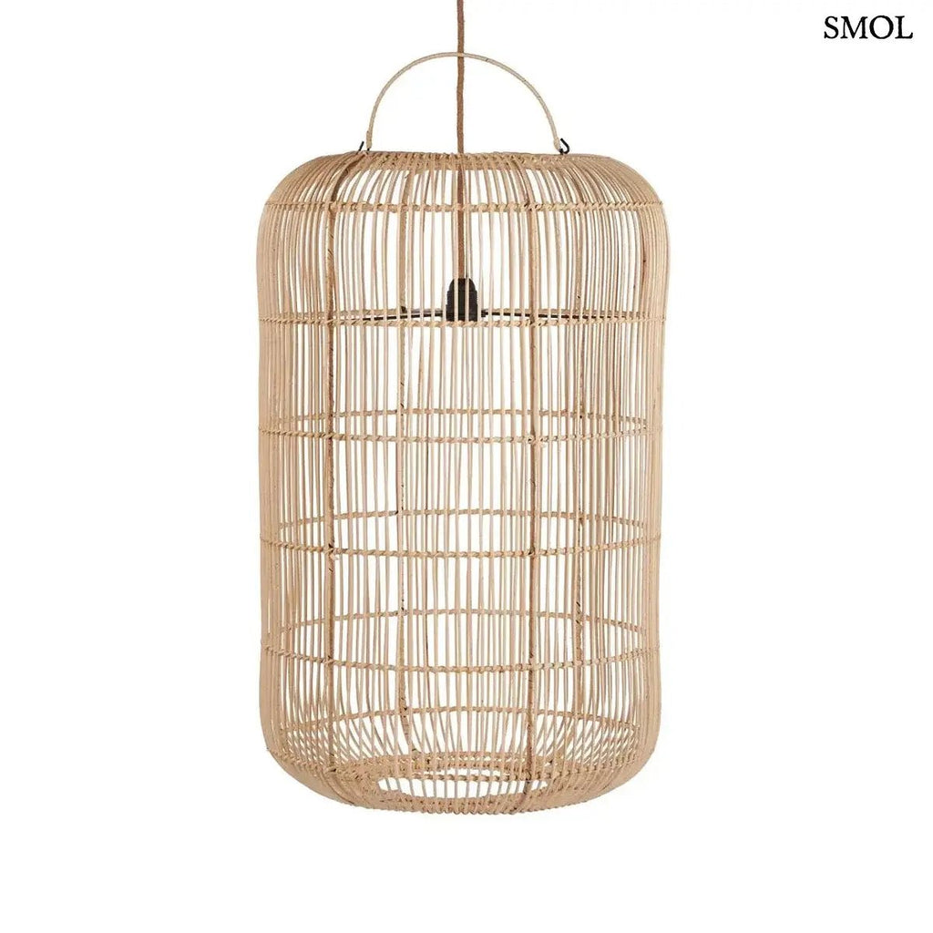 Hosszúkás, henger alakú natúr rattan függőlámpaernyő sűrű fonással és felső fogantyúval, fehér háttérrel