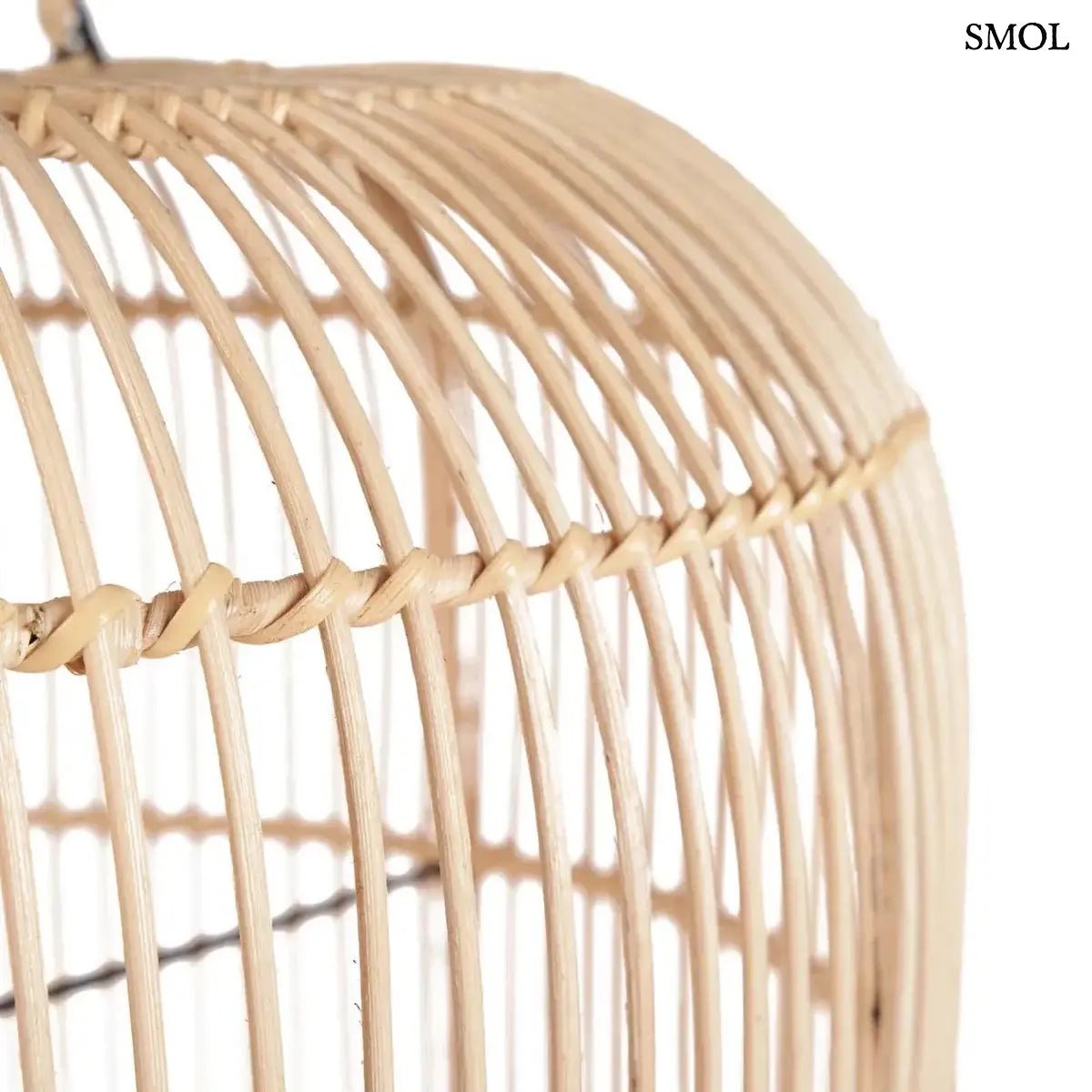 Hosszúkás, henger alakú natúr rattan függőlámpaernyő sűrű fonással és felső fogantyúval, felső rész nagyítva