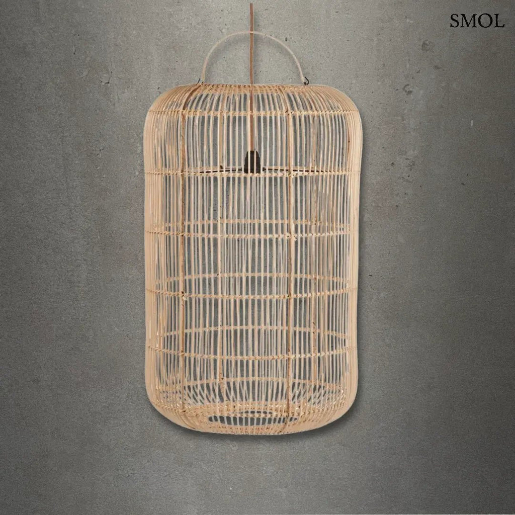 Hosszúkás, henger alakú natúr rattan függőlámpaernyő sűrű fonással és felső fogantyúval, szürke háttérrel