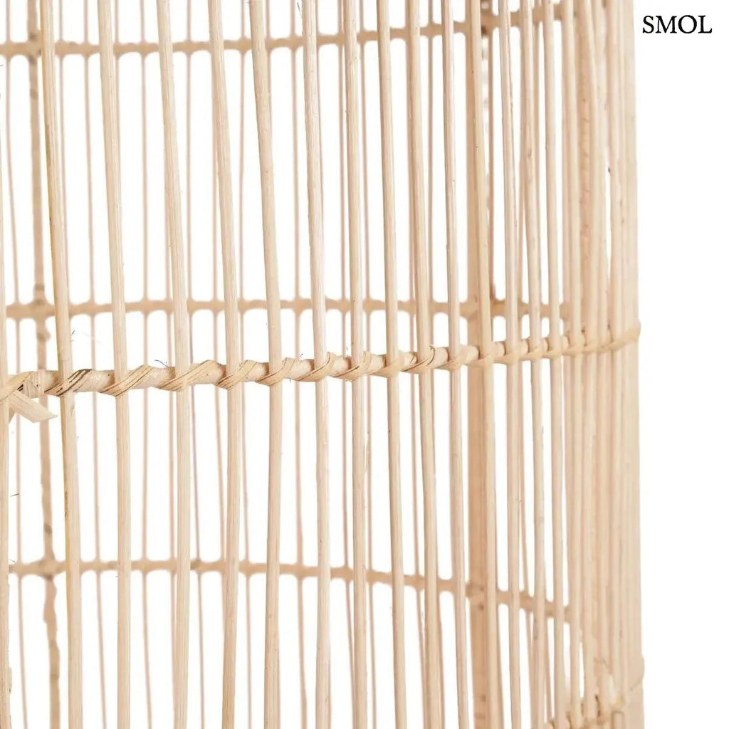 Hosszúkás, henger alakú natúr rattan függőlámpaernyő sűrű fonással és felső fogantyúval, oldalról nagyítva