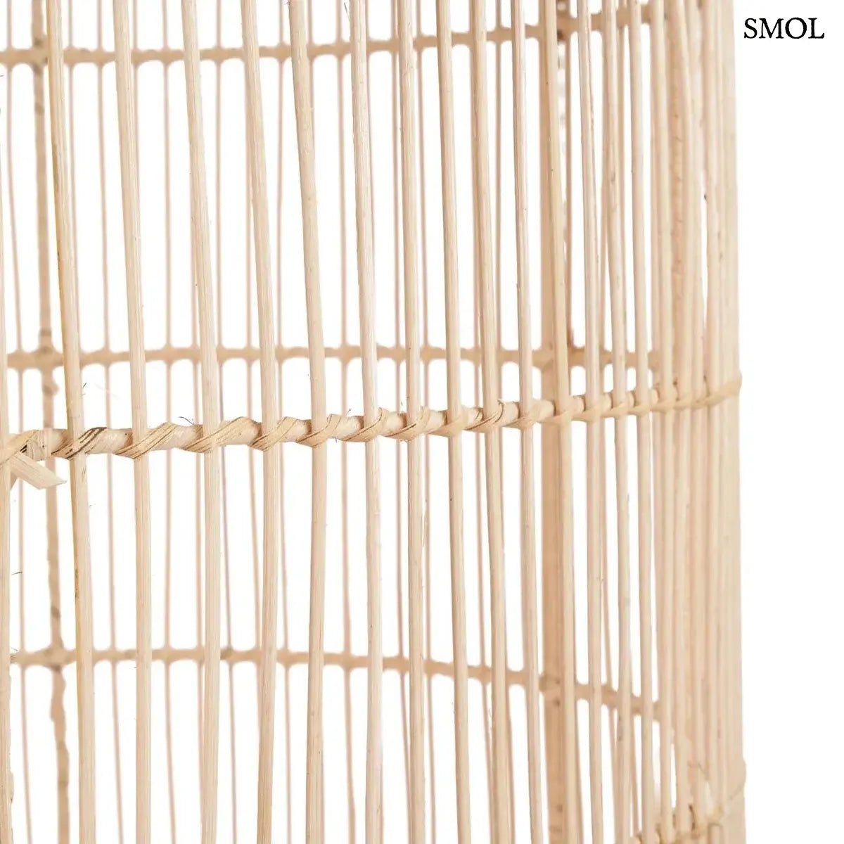 Hosszúkás, henger alakú natúr rattan függőlámpaernyő sűrű fonással és felső fogantyúval, oldalról nagyítva